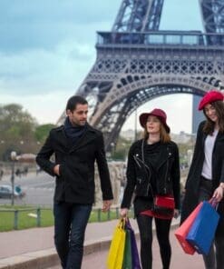 Paris solo travelers meet up